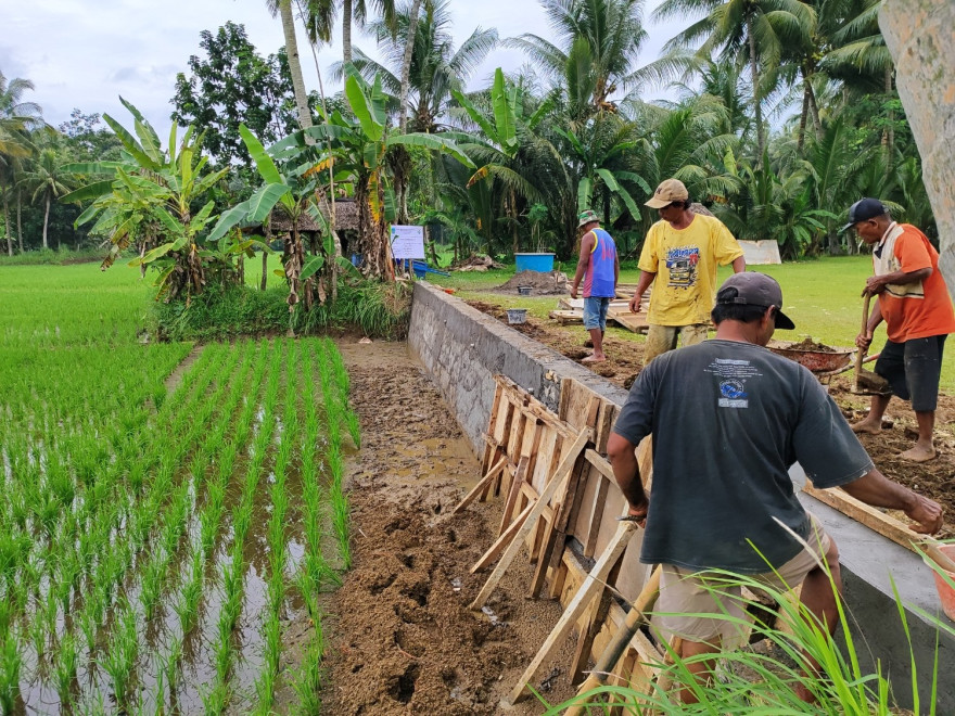 Pembangunan TPT Lapang Jaya Giri Capai 70 Persen, Upaya Pemerintah Desa Batukaras Cegah Erosi Tanah