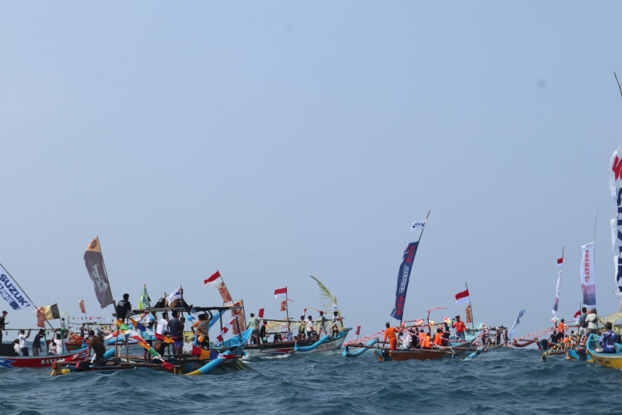 Tim KKN-PPM UGM Mapai Pangandaran 2026 Ikut Serta dalam Tradisi Syukuran Nelayan Desa Batukaras
